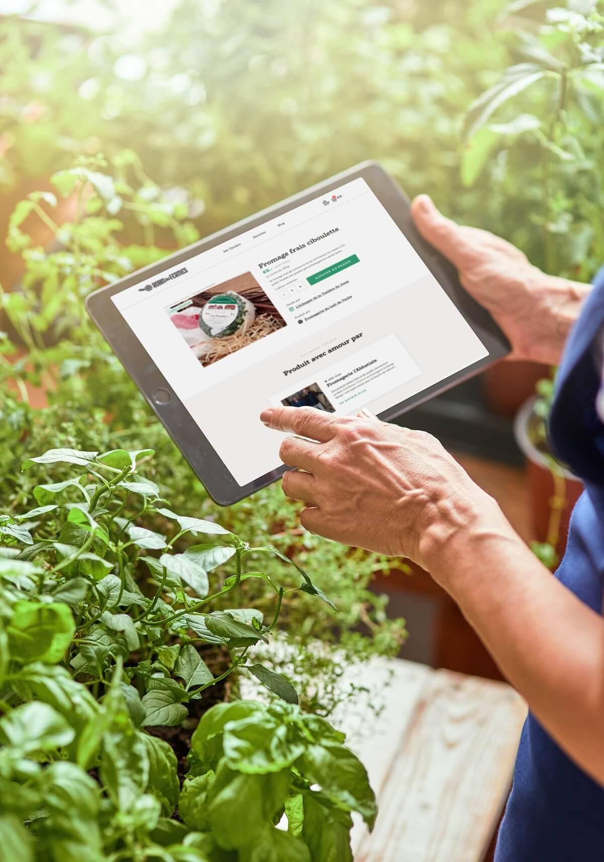 Nahaufnahme einer Hand, die ein Tablet in einem Feld bedient